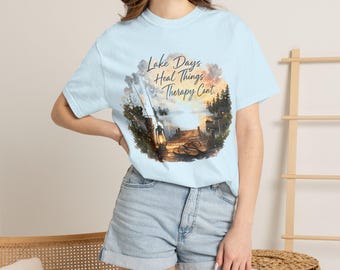 湖畔での日々はセラピーでは癒せないものを癒してくれるTシャツ｜湖畔のヨットと夕日のデザイン