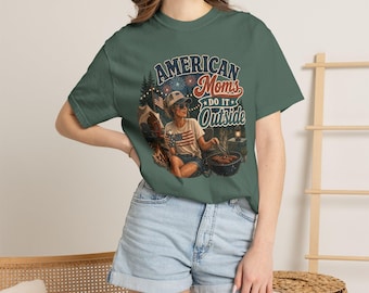 アメリカのママはアウトドア派Tシャツ | ヴィンテージ風キャンピングママグラフィックTシャツ
