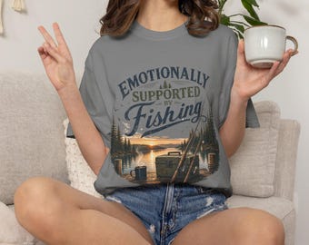 釣りに支えられた心の支えTシャツ｜釣り場の風景、釣り竿と桟橋