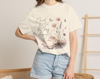 野の花と蝶のTシャツ｜手書き風のフローラルデザイン