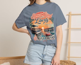 自由の国とボートドリンクの素敵なTシャツ | レトロな夕日とボートのデザイン