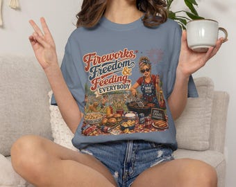 花火、自由、そしてみんなに食事を提供するTシャツ | 7月4日のバーベキュー愛国Tシャツ