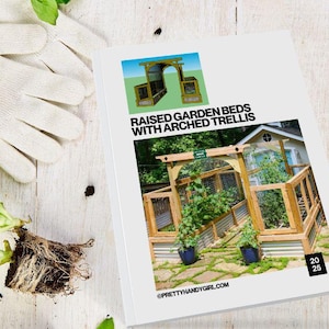 Puede incluir: Un folleto blanco titulado "RAISED GARDEN BEDS WITH ARCHED TRELLIS" muestra un diseño de jardín con un enrejado de madera. El folleto incluye planos de construcción, herramientas, materiales, preparación del sitio e ideas de diseño.