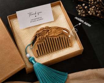 Personalisierter Lotus geschnitzter grüner Sandelholzkamm, traditionelle Massage Taschenkamm, personalisiertes Wellnessgeschenk für sie oder ihn Brauthochzeit