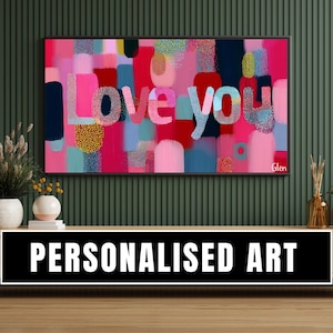Puede incluir: Impresión artística abstracta con las palabras "Love You" en blanco sobre un fondo colorido de pinceladas rosas, rojas, azules y amarillas. Las palabras "Personalised Art" se muestran debajo.
