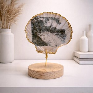 Può includere: Una tazza di ceramica bianca con manico nero e la scritta "But First, Coffee" in grassetto nero. La tazza è alta circa 10 cm e contiene circa 350 ml di liquido. Perfetta per il caffè del mattino.