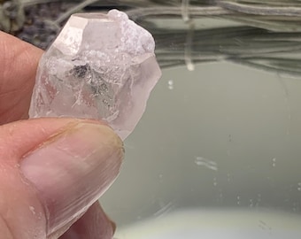 Morganitkristall: Glimmer- och albitmatris, 8,3 gram