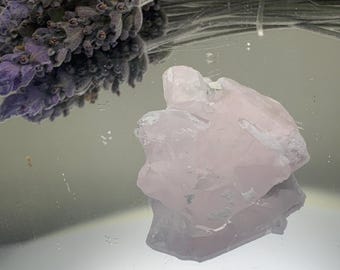 Morganitkristall med albitmatris: Rosa ädelsten, 16,4 gram