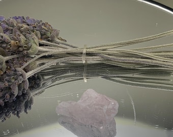 Morganitkristall med albitmatris: Ljusrosa ädelsten