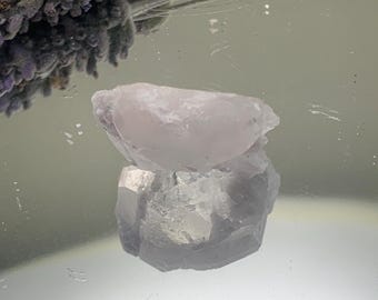 Naturlig morganitkristall med albitmatris, dubbelterminerad