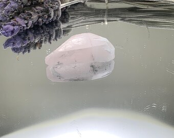 Morganitkristall med glimmer- och albitmatris