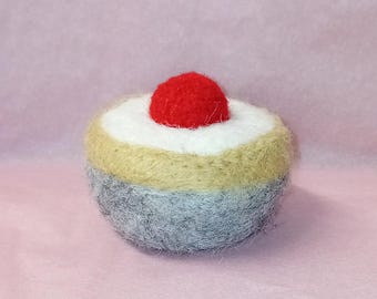 Needlefelt cake cherry bakewell felt