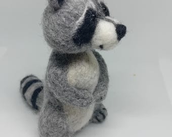 Needlefelt racoon 11cm
