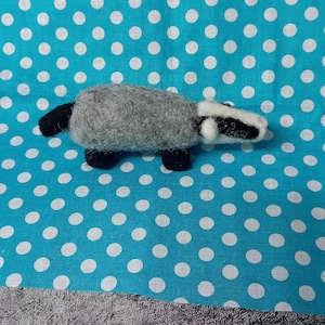 Needlefelt Badger: Handmade Wool Animal Figurine (16cm)