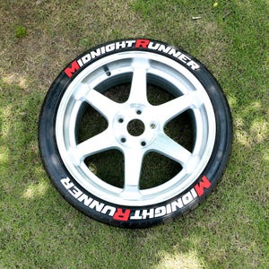 Calcomanías para neumáticos MIDNIGHT RUNNER, letras en relieve 3D para coche, para 4 ruedas, kit de pegamento opcional, regalo perfecto para entusiastas de los coches, regalo para él