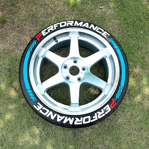 Decoraciones para neumáticos, pegatinas de alto rendimiento, fuente en relieve de PVC 3D, diseño de letras huecas, franjas rojas, blancas, amarillas, naranjas y azules, calcomanías de PVC para coche.