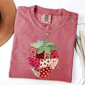 Puede incluir: Un letrero de madera rústica con el texto "Welcome to our home" en letras blancas. El letrero presenta un acabado envejecido y un diseño sencillo y acogedor, ideal para la decoración de la puerta principal.