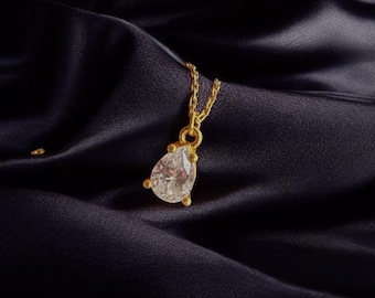 Collar de diamantes en forma de lágrima de Caitlyn Minimalista • Collar de diamantes en forma de pera • Joyería minimalista • Regalo perfecto para ella, regalo de Navidad para ella