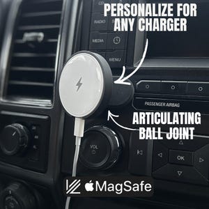 Può includere: Un cruscotto nero per auto con un caricabatterie MagSafe bianco e nero collegato. Il caricabatterie ha un simbolo di fulmine ed è collegato a un cavo bianco. Il testo sull'immagine recita "PERSONALIZE FOR ANY CHARGER" e "ARTICULATING BALL JOINT."