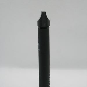 Könnte beinhalten: Ein schwarzer Einweg-Vaporizer mit schwarzem Mundstück und einem weißen Etikett mit der Aufschrift "Puff Bar".