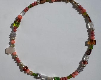 Gros collier ras de cou en perles colorées • Pendentif en quartz rose - Bijoux artisanaux uniques