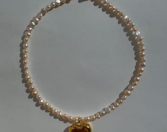 Collier de perles d'eau douce avec pendentif coeur en or • Gros médaillon en or • Collier à breloques en perles • Bijoux faits main en cadeau pour elle