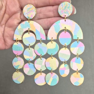 Boucles d'oreilles pendantes Pastel Arch, grandes boucles d'oreilles colorées en pâte polymère