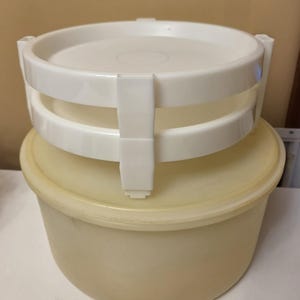 Vintage Tupperware Cake Taker Pie Holder with 2 Pie Separators