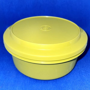 Tupperware Avocado Green Seal-N-Serve Bowl with Lid, Storage, Kitchen
