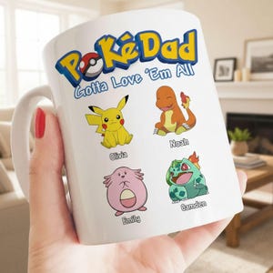 Può includere: Tazza in ceramica bianca con la scritta "PokéDad Gotta Love 'Em All" in blu e giallo. La tazza presenta quattro personaggi Pokémon colorati con i nomi sottostanti. Un ottimo regalo per un fan dei Pokémon.