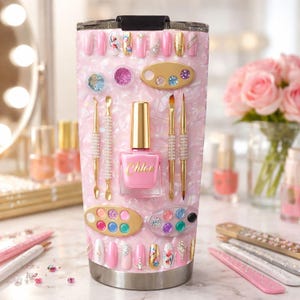 Puede incluir: Juego de tres tazas de cerámica con acabado mate moteado. Las tazas son de color crema, gris claro y gris oscuro. Cada taza tiene un diseño minimalista y un asa redondeada.