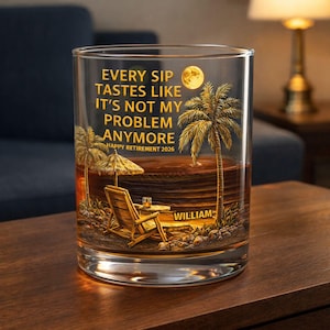 Könnte beinhalten: Ein klares Glas mit einem Strandmotiv. Das Glas zeigt eine Palme, einen Strandstuhl und den Text "EVERY SIP TASTES LIKE IT'S NOT MY PROBLEM ANYMORE HAPPY RETIREMENT 2026". Der Name "WILLIAM" ist ebenfalls auf dem Glas aufgedruckt.