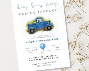 Puede incluir: Una invitación de cumpleaños azul con una ilustración de dibujos animados de una camioneta azul. La invitación dice "beep beep beep coming through" y "Tyson's Turning Two". La invitación incluye la fecha, la hora y la dirección de la fiesta.