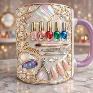 Puede incluir: Una taza blanca decorativa con un acabado nacarado, adornada con botellas de esmalte de uñas, herramientas de nail art y el nombre "Emma". La taza presenta un asa lavanda y detalles dorados, con un diseño floral y de perlas.