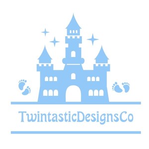 Op de afbeelding: Een blauwe silhouet van een kasteel met twee sets voetafdrukken en sterren erboven. De tekst "TwintasticDesignsCo" staat onder het kasteel.