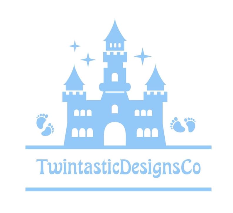 Op de afbeelding: Een blauwe silhouet van een kasteel met twee sets voetafdrukken en sterren erboven. De tekst "TwintasticDesignsCo" staat onder het kasteel.