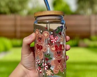 Tazza di vetro natalizia di pan di zenzero ispirata a Disney / Bicchiere da caffè freddo per le feste con coperchio in bambù e cannuccia / Simpatica tazza per biscotti di Topolino e Minnie