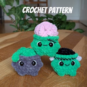 Op de afbeelding: Drie gehaakte pluche speelgoed in de vorm van hersenen en potten. Het speelgoed is groen, grijs en roze, met zwarte ogen en gestikte gezichten. De tekst "CROCHET PATTERN" wordt boven het speelgoed weergegeven.