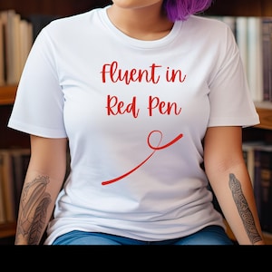 Chemise stylo rouge, chemise d'éditeur, cadeau de relecteur, t-shirt de rédacteur en chef, t-shirt d'édition d'humour, t-shirt d'humour d'écrivain
