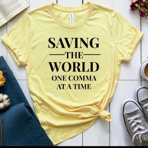 T-shirt Sauver le monde une virgule à la fois, cadeau de l'éditeur, t-shirt de correcteur d'épreuves, chemise de nerd de grammaire, cadeau majeur en anglais, t-shirt d'humour de réviseur