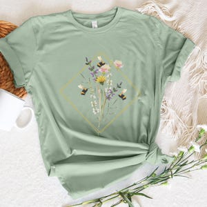 Bee Botanical Honeybee Shirt Vintage Bee Lovers Tee Flower Bee Tshirt Honeycomb Shirt Bee Botanical Shirt Beekeeper Gift Cute Gold Bee Tee