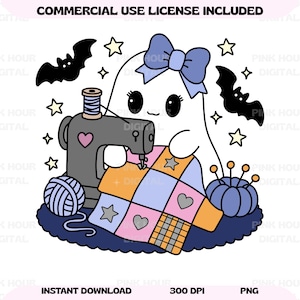 Puede incluir: Una ilustración digital de un fantasma blanco con un lazo azul cosiendo una colcha de retazos con una máquina de coser gris. La escena incluye un ovillo de lana, un alfiletero, dos murciélagos negros y estrellas amarillas. Texto: COMMERCIAL USE LICENSE INCLUDED.