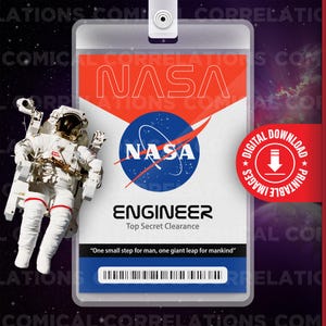Pode incluir: Uma imagem digital para download com um crachá de Engenheiro da NASA com o logotipo da NASA, texto e um código de barras. O crachá é vermelho, branco e azul. Um astronauta flutua ao fundo. O texto diz: "Um pequeno passo para o homem, um salto gigante para a humanidade."