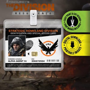 Puede incluir: Una tarjeta de identificación de plástico transparente con un clip blanco. La tarjeta presenta el texto "Strategic Homeland Division" y una foto de una persona. También incluye un logotipo de águila y el texto "Alpha Agent 56".