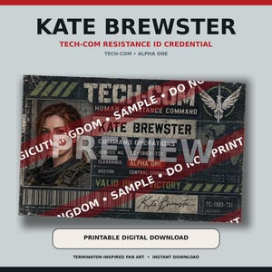 Może przedstawiać: Prostokątna legitymacja ruchu oporu Tech-Com dla Kate Brewster z portretem, napisem Tech-Com Human Resistance Command, numerem służbowym TC-1983-731, uprawnieniami Alpha One i podpisem. Karta ma postarzany, zniszczony wygląd.