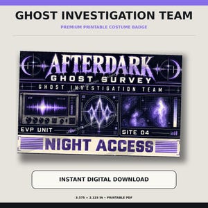 Puede incluir: Una insignia de disfraz rectangular con el texto AFTERDARK GHOST SURVEY y GHOST INVESTIGATION TEAM. Muestra un gráfico morado de una unidad EVP con una forma de onda, un radar circular, un mapa topográfico SITE 04 y el texto NIGHT ACCESS.
