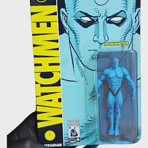 Puede incluir: Figura de acción azul de Dr. Manhattan de la serie Watchmen, empaquetada en una tarjeta azul claro. La tarjeta presenta el logotipo de DC y la palabra "WATCHMEN" en amarillo. La figura está en una caja de plástico transparente.