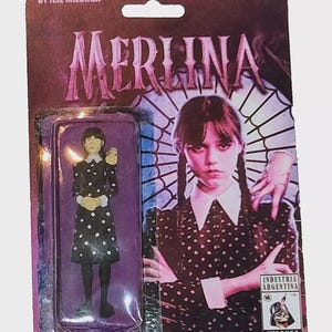 Figurine hommage personnalisée à la famille Merlina Addams ~ Christina Ricci, objet de collection sur carte