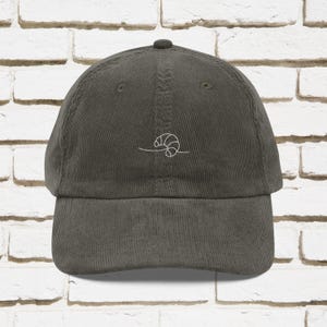 Embroidered Croissant Corduroy Cap, Bread Lover Gift afbeelding 3