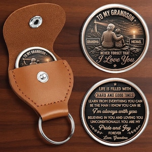Peut inclure: Un étui porte-clés en cuir beige avec un bouton-pression argenté et un anneau métallique. Deux jetons métalliques circulaires sont inclus. L'un montre un phare avec le texte TO MY GRANDSON, GRANDMA, MICHAEL et NEVER FORGET THAT I Love You.